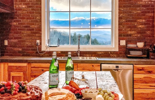 Marshall House | Chic Renovated Loft with 3 Suites, Gorgeous Mountain View, Fire Pit & Pizza Oven