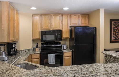Survey Creek Resort | Chic resort in fabulous Pompano Beach with fitness room, WiFi @ Palm-Aire