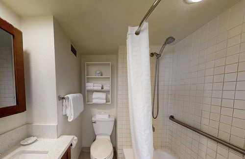 Honolulu Resort | Chic resort with WiFi, fitness room, roof top pool, jacuzzi in beautiful Waikiki