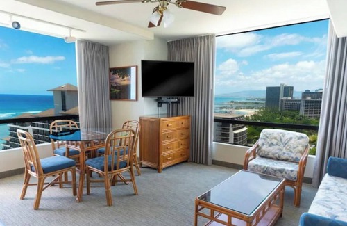 Honolulu Resort | Chic resort with WiFi, fitness room, roof top pool, jacuzzi in beautiful Waikiki