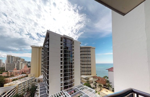 Honolulu Resort | Chic resort with WiFi, fitness room, roof top pool, jacuzzi in beautiful Waikiki