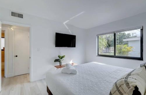Imperial Point Apartment | Chic Retreat: 2BR Apartment!