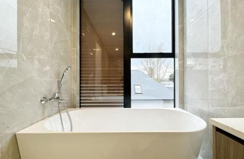 Greenlane House | Chic Retreat 3Beds Luxury Townhouse - ASB showgrounds & Cornwall Park