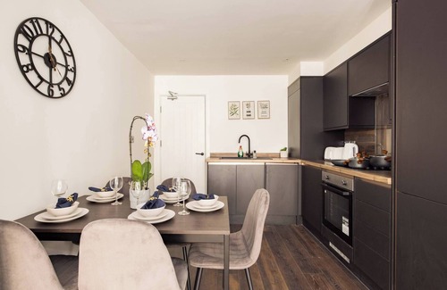 Parsons Green and Walham Apartment | Chic Retreat by Wild Roses - A