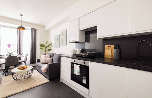 Parsons Green and Walham Apartment | Chic Retreat by Wild Roses - B