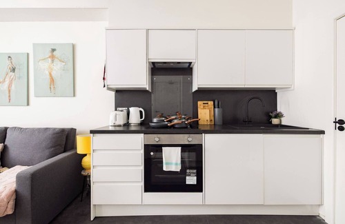 Parsons Green and Walham Apartment | Chic Retreat by Wild Roses - B