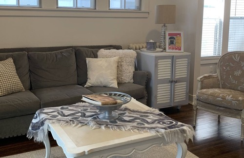 Union Park Apartment | Chic retreat near everything!