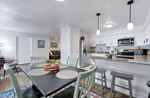 Chic's Beach Apartment | Chic’s Beach 2BR Home 30+ Day Stay Pet-Friendly