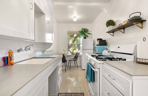 Northeast Apartment | Chic Santa Monica 1BR Cottage, Street Parking +W/D