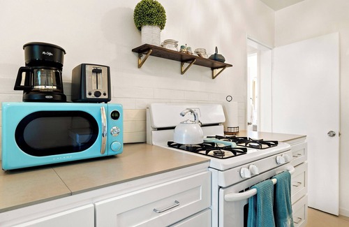 Northeast Apartment | Chic Santa Monica 1BR Cottage, Street Parking +W/D