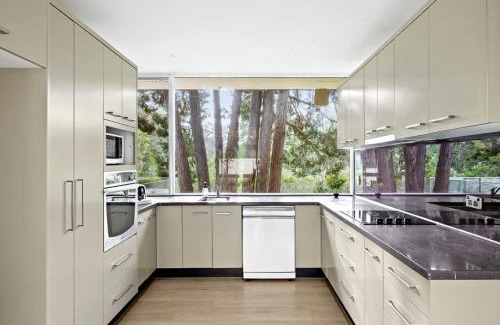 Pymble House | Chic Single Room - Convenient Spot at Pymble - Shared Bathroom