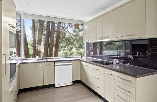 Pymble House | Chic Single Room - Convenient Spot at Pymble - Shared Bathroom