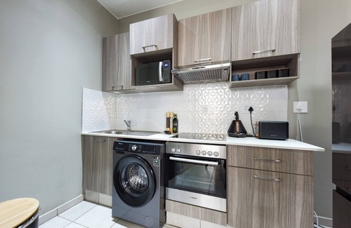 Parkwood Apartment | Chic, Sleek and Sophisticated: 1 Bed Rosebank Gem