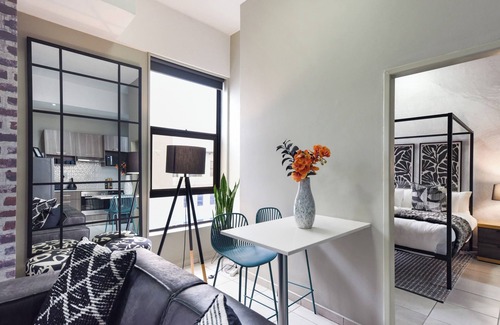 Parkwood Apartment | Chic, Sleek and Sophisticated: 1 Bed Rosebank Gem