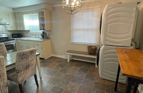 Clarksville Apartment | Chic & Spacious 3-Bedroom Retreat in the Heart of Clarksville