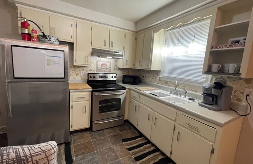 Clarksville Apartment | Chic & Spacious 3-Bedroom Retreat in the Heart of Clarksville