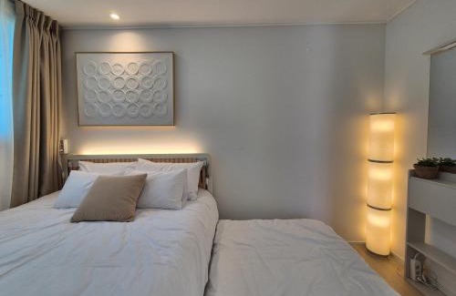 Hapjeong-dong Apartment | Chic Stay 홍대 합정 신촌 # 최대8인 # 신축 엘리베이터 # 무료짐보관 # 무료주차
