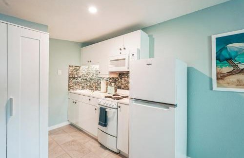 Siesta Key Village Apartment | Chic Studio Cottage - Walk to Siesta Key Beach!