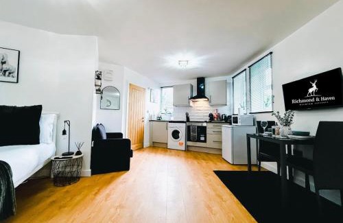 Pudsey Apartment | Chic Studio, Free parking, Sleeps 2