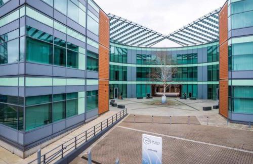 Bracknell Apartment | Chic Studio in Bracknell at convenient location