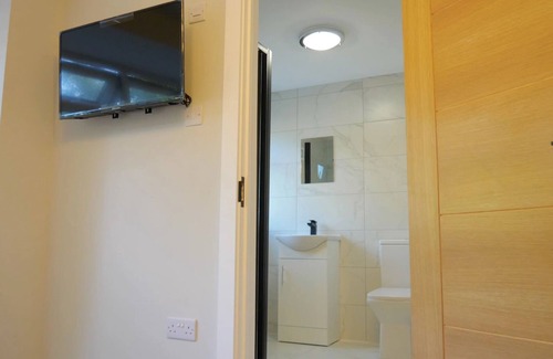 South Harrow Apartment | Chic Studio Retreat: Your Luxury Getaway