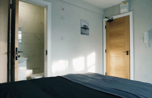 South Harrow Apartment | Chic Studio Retreat: Your Luxury Getaway