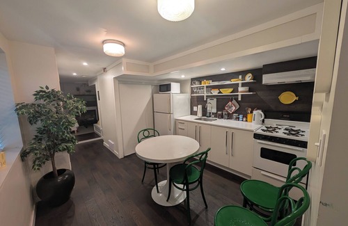 Riley Park Apartment | Chic Studio suite on Main St.: Explore Vancouver's vibrant culture & cuisine!
