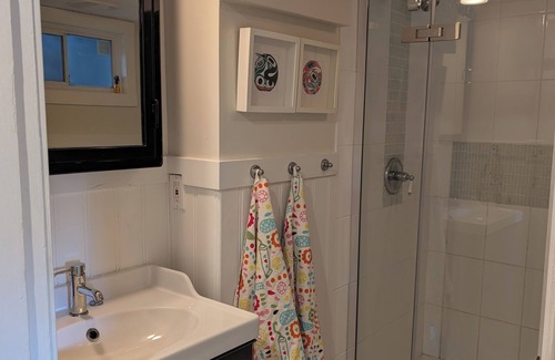 Riley Park Apartment | Chic Studio suite on Main St.: Explore Vancouver's vibrant culture & cuisine!