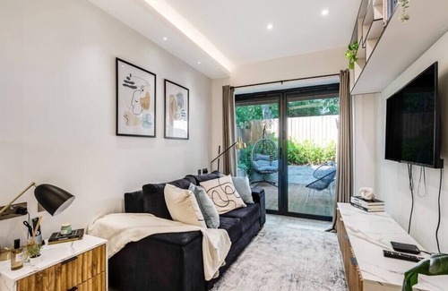 Frognal and Fitzjohns Apartment | Chic Studio w/Outdoor Space -Excellent Location