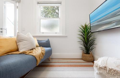 Lewisham Apartment | Chic Studio With Patio 20 min From CBD