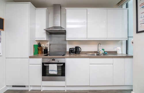 Cathedrals Apartment | Chic & Stylish 2Bed in Heart of London