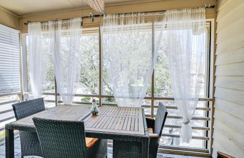 Surfside Beach Apartment | Chic Surfside Beach Condo with Screened Porch