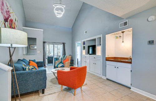 Surfside Beach Apartment | Chic Surfside Beach Condo with Screened Porch