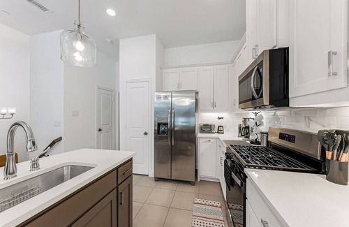 Lewisville House | Chic Townhome: Arcade Games, EV Charging, Putting Green, & Luxury Decor!