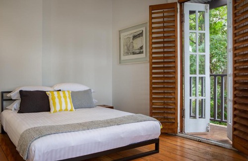 Balmain East Apartment | Chic Two-storey Cottage with Darling Harbour Views