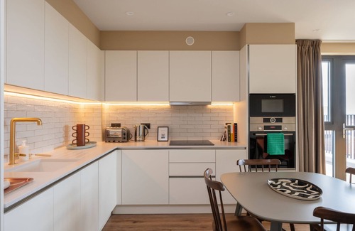 Tottenham Hale Apartment | Chic Urban Flat with Rooftop Access
