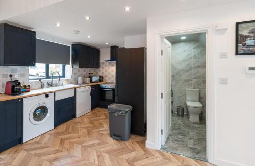 Hanham House | Chic Urban Haven with Double Bed House