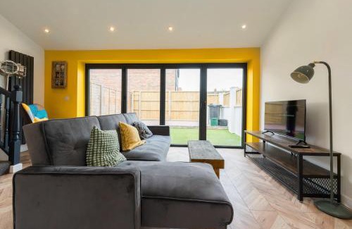 Hanham House | Chic Urban Haven with Double Bed House
