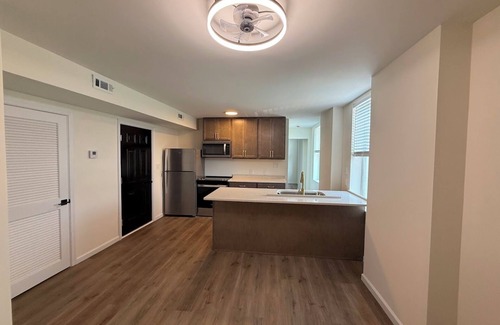 Cincinnati Apartment | Chic Urban Retreat - Modern Design, Smart Fans, Stainless Kitchen