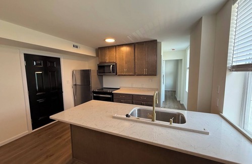 Cincinnati Apartment | Chic Urban Retreat - Modern Design, Smart Fans, Stainless Kitchen