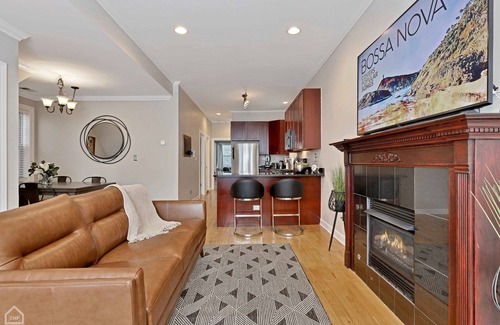Lakeview Condo | Chic Urban Retreat Near Wrigley Field w/Parking