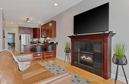 Lakeview Condo | Chic Urban Retreat Near Wrigley Field w/Parking