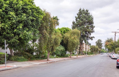 Valley Village Apartment | Chic Valley Village 2BR w/ Pool & BBQ, near TJ & Bars, by Blueground