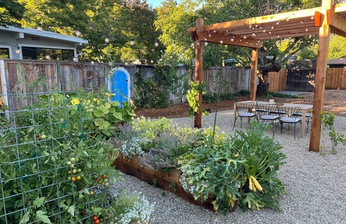 Healdsburg Cottage | Chic wine country cottage and garden