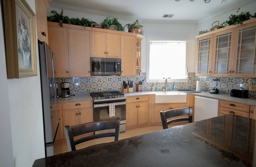 Lake View East House | Chicago Bootlegger House Sleeps 11-22 with 3 parking spots