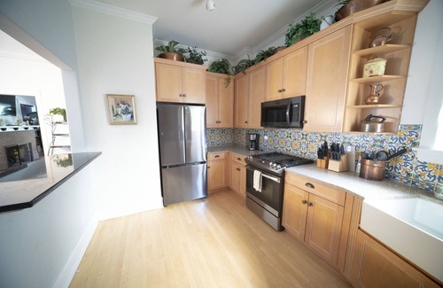 Lake View East House | Chicago Bootlegger House Sleeps 11-22 with 3 parking spots