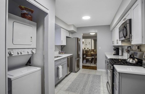 West Ridge Apartment | Chicago charm! Quiet and inviting !