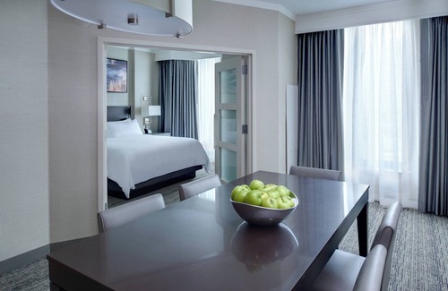 Rosemont Hotel | Chicago Marriott Suites O'Hare