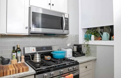 Sheffield Neighbors Condo | Chicago's Leafy Street Hideaway - 1 Bedroom Condo with a Side of Sass