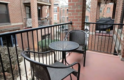Sheffield Neighbors Condo | Chicago's Leafy Street Hideaway - 1 Bedroom Condo with a Side of Sass